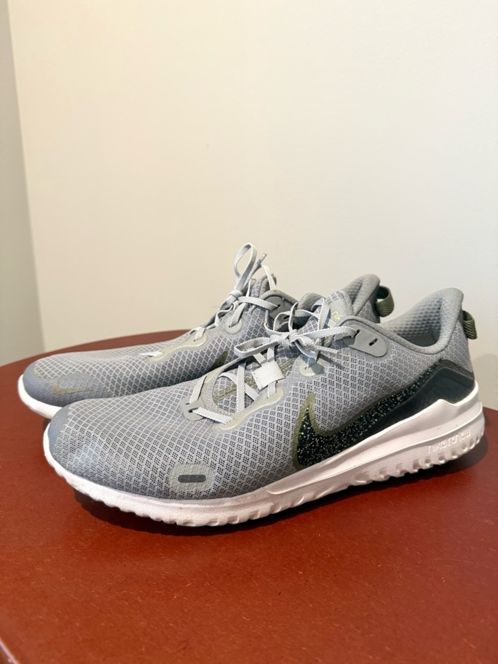 Nike Men’s Renew Ride Light Gray Sneakers with Black Swoosh size 12